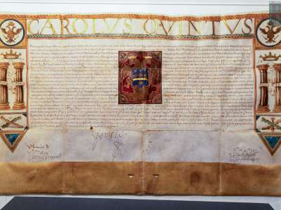 Un�altra pergamena ci affascina invece per la raffinata decorazione in oro. Si tratta della concessione del titolo nobiliare conferito ad Andrea Perrelli della Cava, il 24 marzo 1536, direttamente dall�imperatore Carlo V